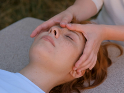 Gesichtsbehandlung mit kleinem grünem Ball, entspannende Therapie zur Förderung der Durchblutung 